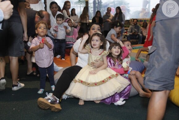 Preta Gil se divertiu com a neta, Sol de Maria, no aniversário de 3 anos da menina
