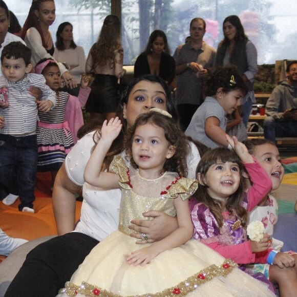Preta Gil se divertiu com a neta, Sol de Maria, no aniversário de 3 anos da menina