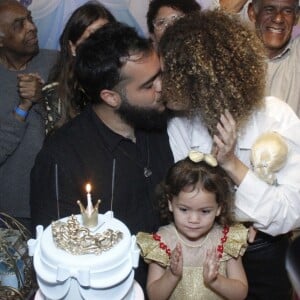 Francisco Gil e Laura Fernandes trocaram beijos durante o aniversário da filha, Sol de Maria