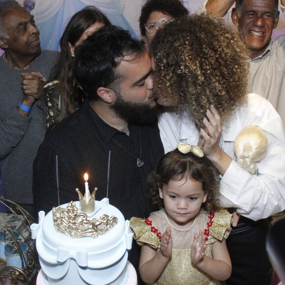 Francisco Gil e Laura Fernandes trocaram beijos durante o aniversário da filha, Sol de Maria
