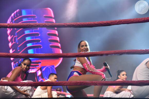 Anitta apostou em make colorida para o show na festa Combatchy