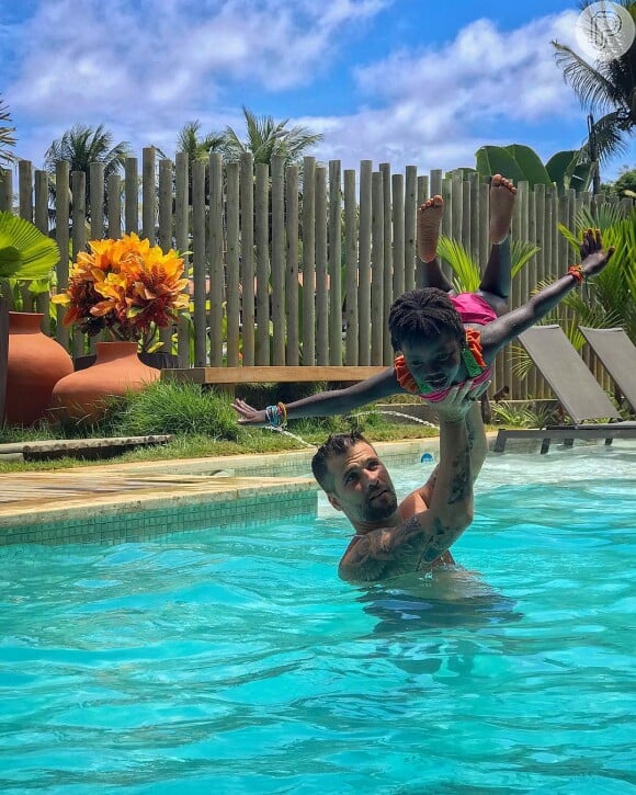Giovanna Ewbank mostrou a diversão de Bruno Gagliasso com a filha, Títi, em seu Instagram, nesta terça-feira, 20 de novembro de 2018