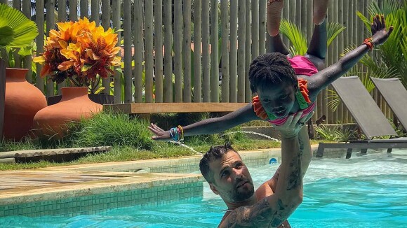 Giovanna Ewbank mostra diversão de Bruno Gagliasso e a filha na piscina. Foto!