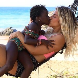 Giovanna Ewbank recentemente passou dias em Fernando de Noronha com a filha, Títi