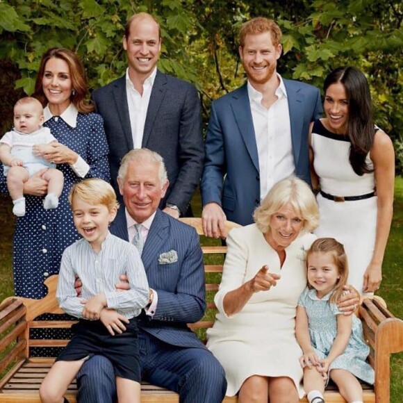 Príncipe Louis roubou a cena em foto oficial da família real