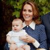 Roupa usada por príncipe Louis, caçula de Kate Middleton e príncipe William, esgotou em site da marca após aparição em foto com a família real
