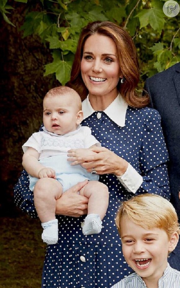 Roupa usada por príncipe Louis, caçula de Kate Middleton e príncipe William, esgotou em site da marca após aparição em foto com a família real