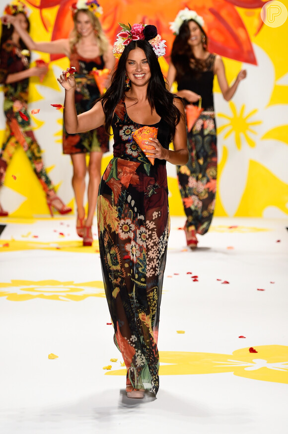 Adriana Lima apresentou a coleção verão 2015 da grife espanhola Desigual na Semana de Moda de Nova York