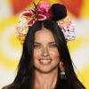 Adriana Lima brilha em desfile na Semana de Moda de Nova York