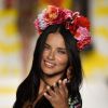 Adriana Lima desfilou com coroa de flores na cabeça em Nova York
