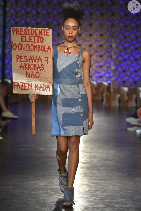 Looks monocromáticos na Brasil Eco Fashion Week. Vestido em patchwork de jeans da mara True Blue