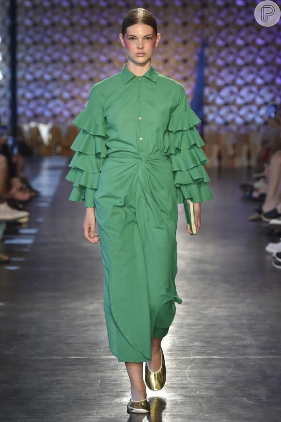 Looks monocromáticos na Brasil Eco Fashion Week. Em outro estilo, o verde tinge a produção com babados da Jouer