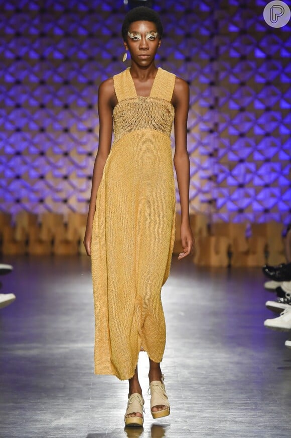 Looks monocromáticos na Brasil Eco Fashion Week. Um amarelo mais pálido no vestido mídi da Brisa