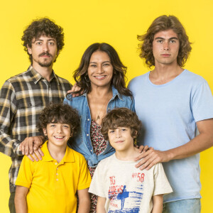 João (João Bravo/Rafael Vitti) e Jerônimo (Diogo Caruso/Jesuíta Barbosa) ao lado da mãe, Janaína (Dira Paes) na nova novela das sete, 'Verão 90'