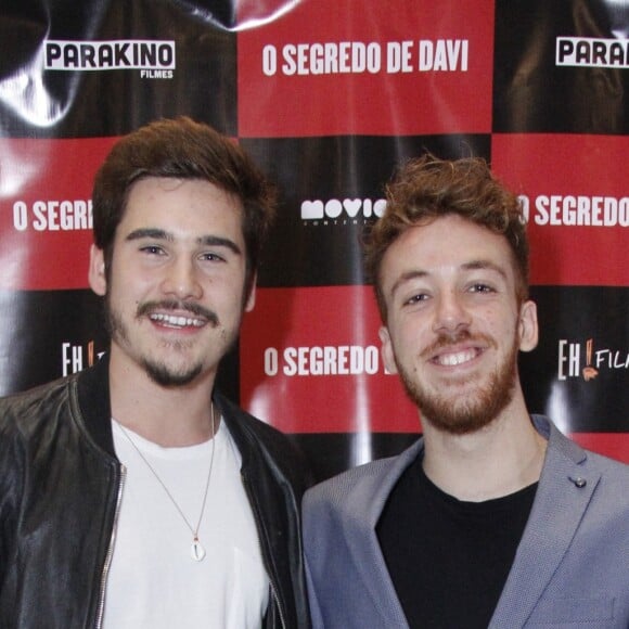 Nicolas Prattes posa com João Cortês ao filme 'O Segredo de Davi', no Cinemark Downtown, na Barra da Tijuca, zona oeste do Rio de Janeiro, nesta quarta-feira, 21 de novembro de 2018