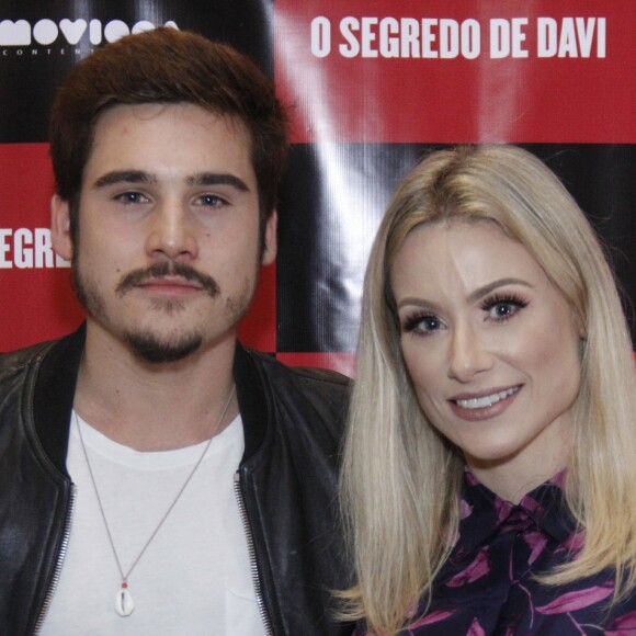 Nicolas Prattes recebe a mãe, Gisele Prattes, no lançamento do filme 'O Segredo de Davi', no Cinemark Downtown, na Barra da Tijuca, zona oeste do Rio de Janeiro, nesta quarta-feira, 21 de novembro de 2018
