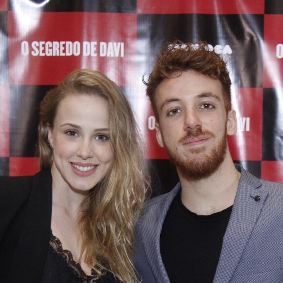 João Cortês posa com a atriz Marcella Rica no lançamento do filme 'O Segredo de Davi', no Cinemark Downtown, na Barra da Tijuca, zona oeste do Rio de Janeiro, nesta quarta-feira, 21 de novembro de 2018