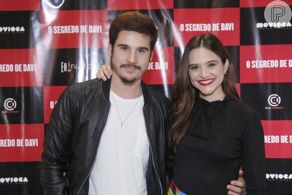 Nicolas Prattes posa abraçado à Juliana Paiva ao lançar o filme 'O Segredo de Davi', no Cinemark Downtown, na Barra da Tijuca, zona oeste do Rio de Janeiro, nesta quarta-feira, 21 de novembro de 2018
