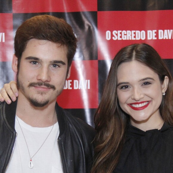 Nicolas Prattes posa abraçado à Juliana Paiva ao lançar o filme 'O Segredo de Davi', no Cinemark Downtown, na Barra da Tijuca, zona oeste do Rio de Janeiro, nesta quarta-feira, 21 de novembro de 2018