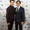 José Loreto e Romulo Neto posaram juntos na cerimônia do Emmy Internacional