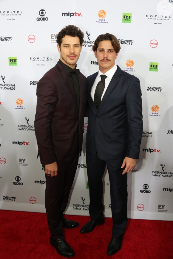 José Loreto e Romulo Neto posaram juntos na cerimônia do Emmy Internacional