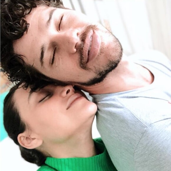 José Loreto teve o dedo deslocado por Débora Nascimento durante o nascimento da filha, Bella