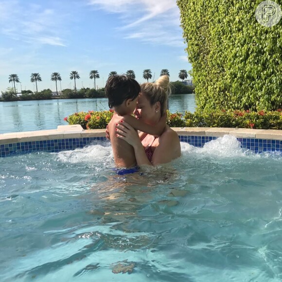 Eliana ganhou beijo do filho, Arthur, em uma piscina