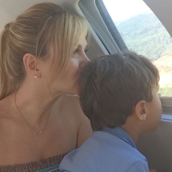 Eliana mostrou um momento fofo com o filho, Arthur, em uma viagem