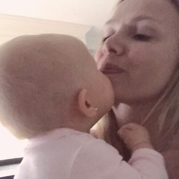 Eliana ganhou um beijinho no queixo da filha, Manuela