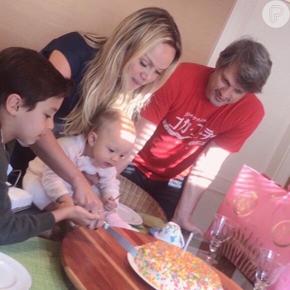 Eliana reuniu os filhos, Arthur e Manuela, e o noivo, Adriano Ricco, para comemorar o aniversáro de 45 anos