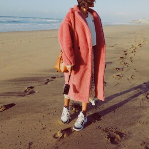 Para almoço com amigos e fim de tarde na praia, Bruna Marquezine usou um casado rosa felpudo da Maxmara