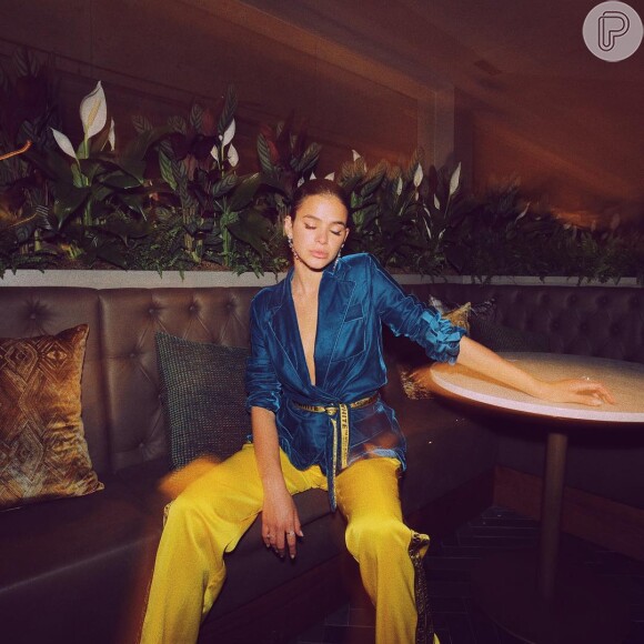 Bruna Marquezine fez um ensaio de fotos investindo em peças da marca Off-white com blazer de veludo, de R$ 11 mil, e calça amarela, de R$ 6 mil