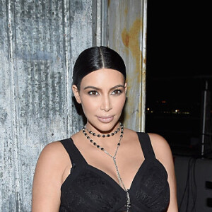 Kim Kardashian é sexy até na gravidez e apostou na transparência sobre o barrigão. Repare no decote com busto marcado, um recurso ótimo para marcar as formas das grávidas