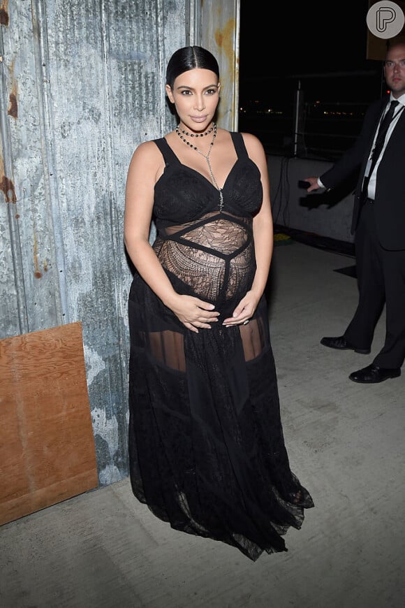 Kim Kardashian é sexy até na gravidez e apostou na transparência sobre o barrigão. Repare no decote com busto marcado, um recurso ótimo para marcar as formas das grávidas