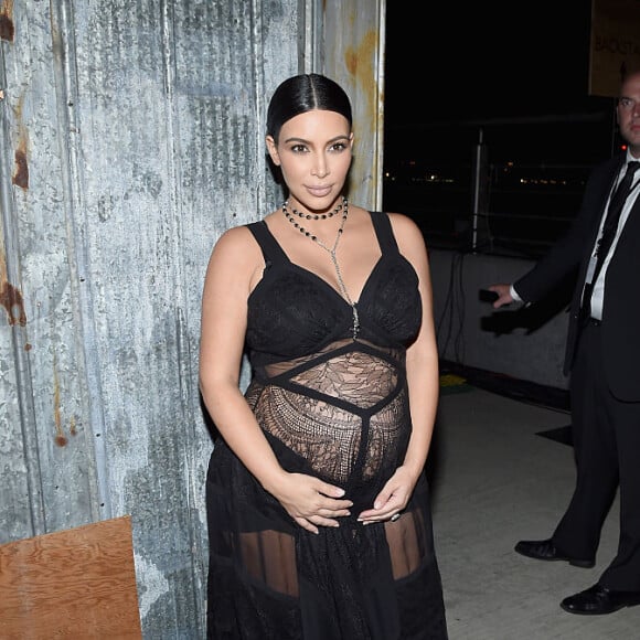 Kim Kardashian é sexy até na gravidez e apostou na transparência sobre o barrigão. Repare no decote com busto marcado, um recurso ótimo para marcar as formas das grávidas