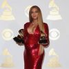 Beyoncé também apostou no decotão valorizando o busto no look de paetês vermelhos