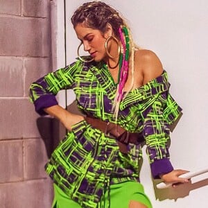 Roxo + verde neon: a combinação foi favorita de Giovanna Ewbank em uma das gravações do programa 'Superbonita', do canal de TV a cabo GNT