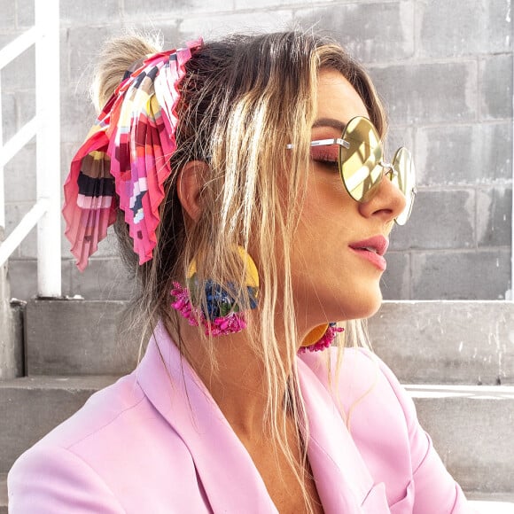 Rosa nunca é demais! Giovanna Ewbank combinou acessórios de cabelo e brincos no look rosa monocromático