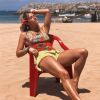 Em um dos looks de praia de Giovanna Ewbank, o body vermelho com estampa tropical combinava com o shortinho amarelo em tom claro