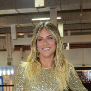 Em uma feira de beleza que aconteceu em setembro de 2018 em São Paulo, Giovanna Ewbank usou um vestido com brilhos dourados e mangas levemente bufantes
