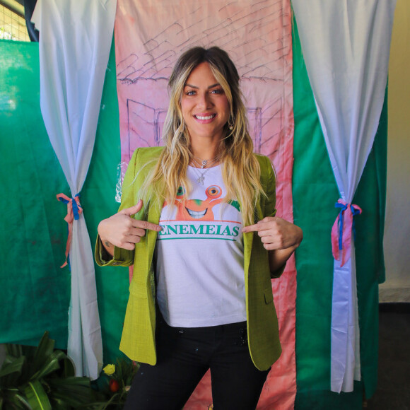 Em um evento beneficente em São Paulo, Giovanna Ewbank apareceu estilosa de chunky sneakers colorido