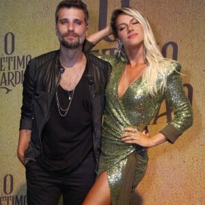 Metallic look: Na festa de lançamento da novela 'O Sétimo Guardião', Giovanna Ewbank escolheu um vestido verde metalizado ultramoderninho e elegante, com sandálias da mesma cor compondo o visual