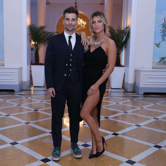 Elegância pura! Giovanna Ewbank adora apostar em vestidos com fendas nas pernas em ocasiões sofisticadas