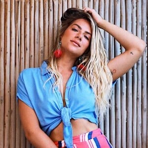 Cores acesas e vivas, como vermelho e azul, costumam aparecer no mesmo look nas produções de Giovanna Ewbank