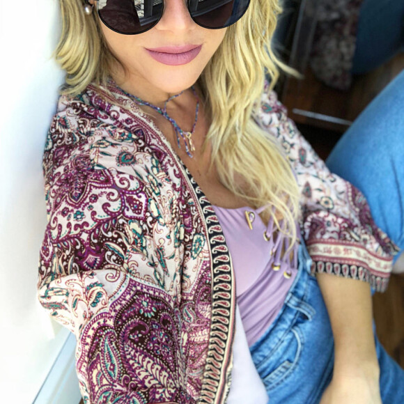 O mood boho e descontraído, com kimonos e óculos de sol redondos, também faz parte do estilo de Giovanna Ewbank