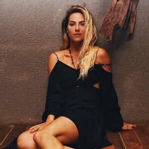 Fashion e minimalista: o animal print costuma aparecer nas sandálias de Giovanna Ewbank