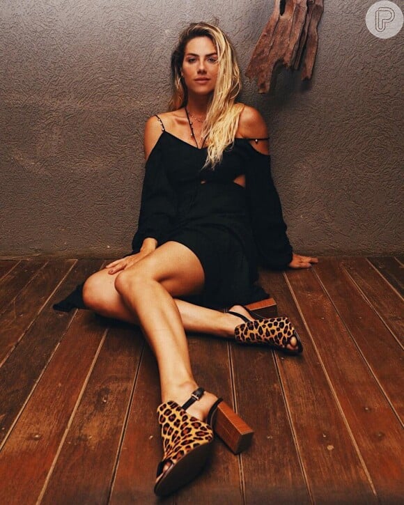 Fashion e minimalista: o animal print costuma aparecer nas sandálias de Giovanna Ewbank