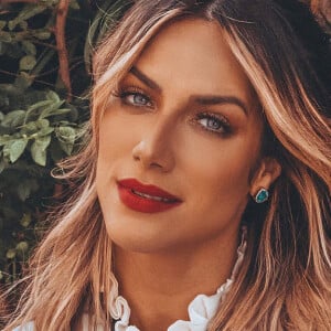 Mood clássico: a blusa de babados com gola alta já foi um dos looks usados por Giovanna Ewbank no 'Superbonita'