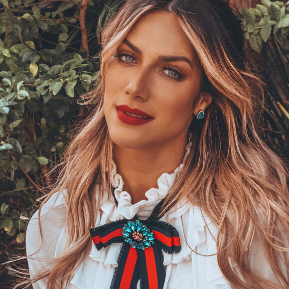 Mood clássico: a blusa de babados com gola alta já foi um dos looks usados por Giovanna Ewbank no 'Superbonita'