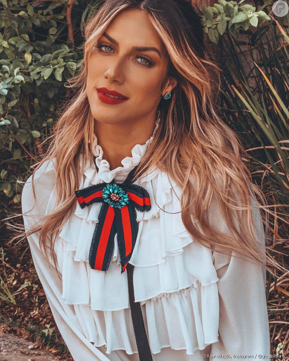 Mood clássico: a blusa de babados com gola alta já foi um dos ...